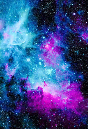 充滿活力的宇宙星雲，帶有旋轉的藍色和紫色雲層以及閃爍的星星。