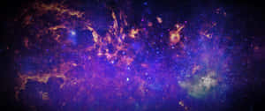 在深空中帶有發光星星的充滿活力的紫色、橙色和藍色星雲。