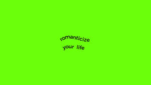 霓虹綠色背景，帶有黑色彎曲文字 romanticize your life