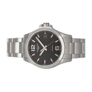銀色 Longines 手錶，配備黑色碳纖維錶盤和紅色細節。