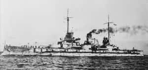 一艘大型戰艦，煙囪冒著煙，在公海航行。 — 海 壁紙
