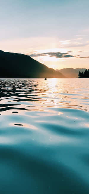 山間湖上的夕陽與平靜的水面倒影 — Xiaomi 壁紙
