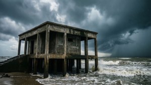 一座廢棄的混凝土建築建在高蹺上，在暴風雨的天空下抵禦著拍岸的波浪。