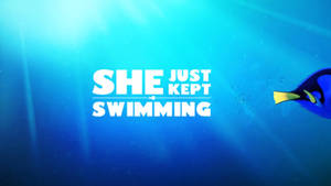 藍色刺尾魚在陽光照耀的海洋中游過文字「She Just Kept Swimming」。