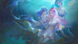 三位動漫美人魚在陽光照耀的海洋中優雅地游動，周圍有珊瑚和發光的粒子。 — 奇幻 壁紙