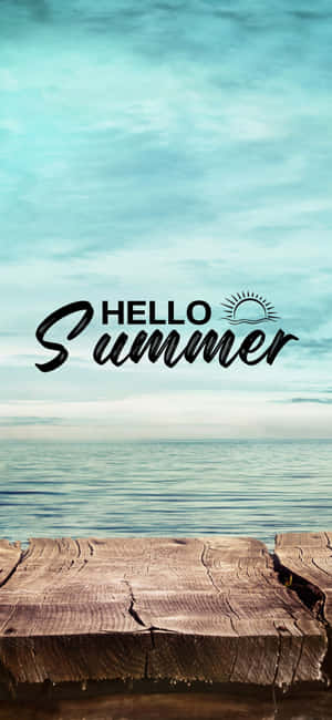 木製碼頭邊緣俯瞰平靜的藍綠色海洋，帶有'Hello Summer'文字。 — 夏日氣息 壁紙