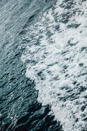 泡沫海浪拍打在深藍色水面上。