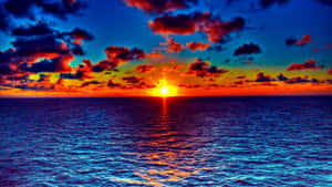 海洋上充滿活力的日落，橙色太陽和藍色海水 — 靈性動態圖 壁紙