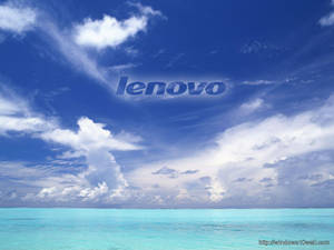 藍綠色海洋在明亮的藍天下，有白雲和 Lenovo 標誌。