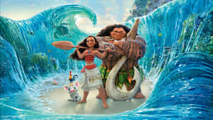 Moana 和 Maui 一起站在海灘上，被巨大的海浪包圍。