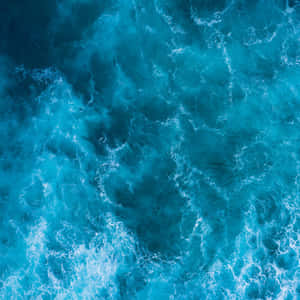 俯瞰翻騰的藍綠色海浪，帶有白色泡沫的航拍圖。 — 海浪 壁紙