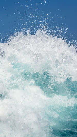 海浪衝擊，白色泡沫映襯藍天