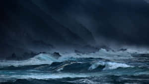 強大的海浪在暴風雨場景中拍打著黑暗的懸崖。 — 海 壁紙