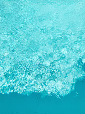 Turquoise pool water with rippling surface and light reflections. — 海浪 壁紙