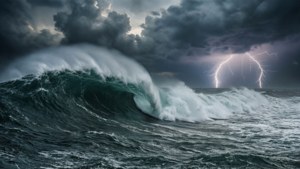 雷暴期間，巨大的海浪在天空中有閃電的情況下翻騰。 — 海洋 壁紙