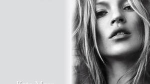 模特兒 Kate Moss 的頭髮蓬亂的黑白特寫肖像。