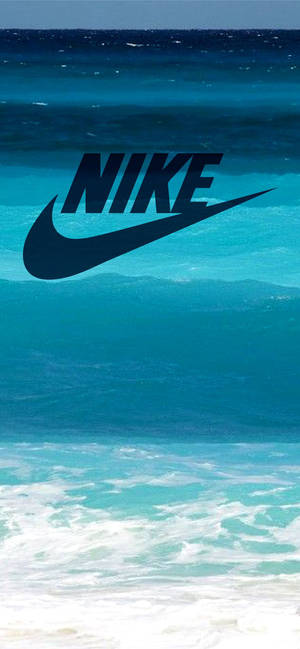 Nike標誌疊加在拍打的海浪和泡沫海岸線上。