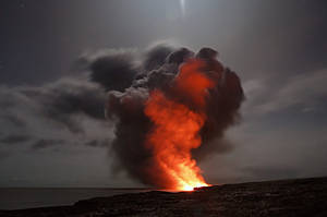 夜間火山爆發，熔岩和灰燼發光，襯托星空和海洋。