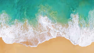 海灘上空鳥瞰視角，浪花拍岸
