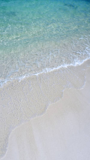 溫柔的海浪沖刷著白色沙灘