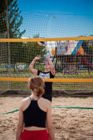 兩名女子在烈日下打沙灘排球。