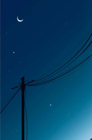 夜空中有新月和星星在電線杆和電線上方。