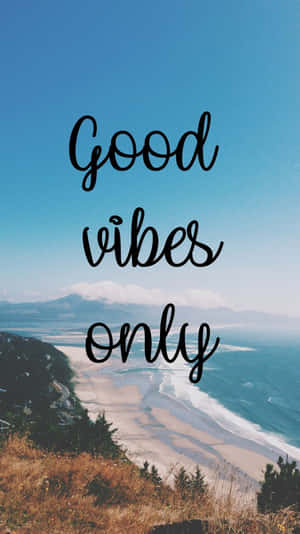 海岸沙灘，有山脈和海洋，在清澈的藍天下，並有「Good vibes only」文字。 — 沙灘 壁紙