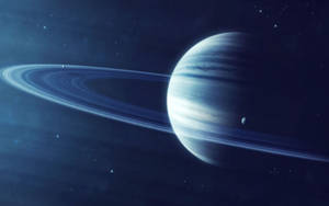 一顆藍色環狀行星，在星空夜空中擁有兩顆衛星。 — 行星 壁紙