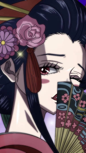 動漫藝妓，頭髮上插著粉紅花朵，手持裝飾扇子。