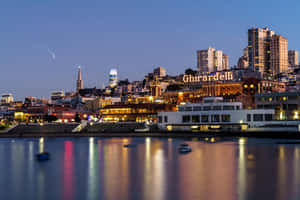 三藩市黃昏城市景觀，Ghirardelli Square 的燈光倒映在水面上。 — 城市 壁紙