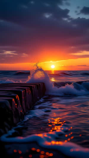 海上日落，海浪拍打，天空色彩繽紛