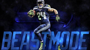 身穿藍色球衣的足球運動員在「BEASTMODE」文字下奔跑著球。
