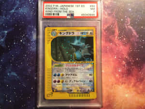 一張評級Pokémon卡，Kingdra在色彩繽紛的太空星雲背景前。