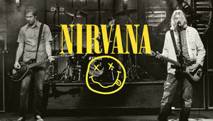Nirvana 樂隊在舞台上現場表演，帶有黃色笑臉標誌疊加。