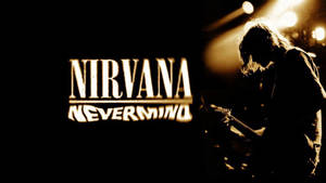 Nirvana 樂隊標誌和結他手在溫暖燈光下的舞台上。