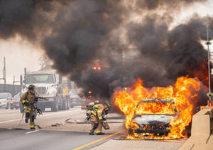 消防員在高速公路上撲滅一輛燃燒的汽車，濃煙滾滾。 — 消防員 壁紙