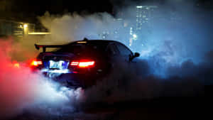 黑色跑車在夜間漂移，背景有煙霧和城市燈光