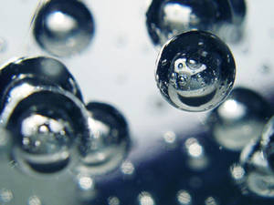 水滴反射光線的特寫，帶有柔和的藍色和銀色色調。