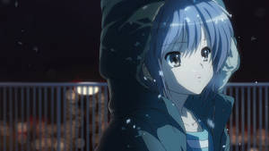 藍髮動漫女孩穿著連帽衫，在雪夜中看著觀眾，身後有城市燈光。 — 動漫女孩 壁紙