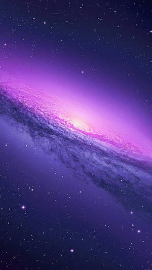 一個紫色和粉紅色的螺旋星系，在深空中被無數恆星包圍。 — 可愛星系 壁紙