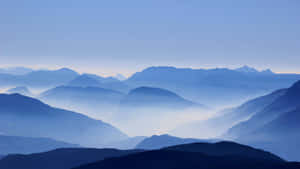 黎明時分有霧層的寧靜山景。