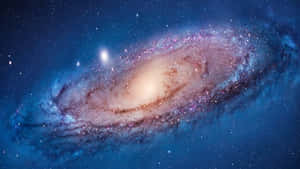 一個螺旋星系，粉紅色和金色的塵埃在深藍色星空中旋轉。 — 美學 壁紙