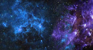在佈滿星辰的虛空中，藍色和紫色發光的鮮豔宇宙星雲。 — 美學 壁紙