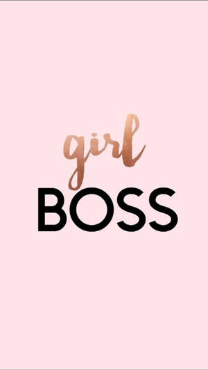 粉紅色背景，玫瑰金色和黑色的 'girl BOSS' 文字。
