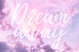 在粉彩粉紅和紫色雲朵上的白色草書 Dream away 文字 — 粉彩粉紅色 壁紙