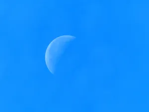 夜間清澈藍天下的月牙