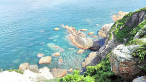 海岸懸崖，碧綠海水和岩石海岸線。 — 中國 壁紙