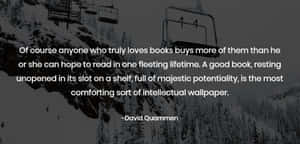 冬季山景，有滑雪纜車和David Quammen的勵志名言。