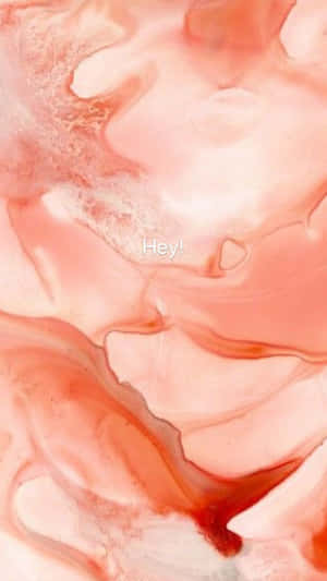 帶有珊瑚粉紅色和白色漩渦以及 'Hey!' 文字疊加的抽象流體藝術。