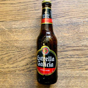 木桌上的Estrella Galicia啤酒瓶